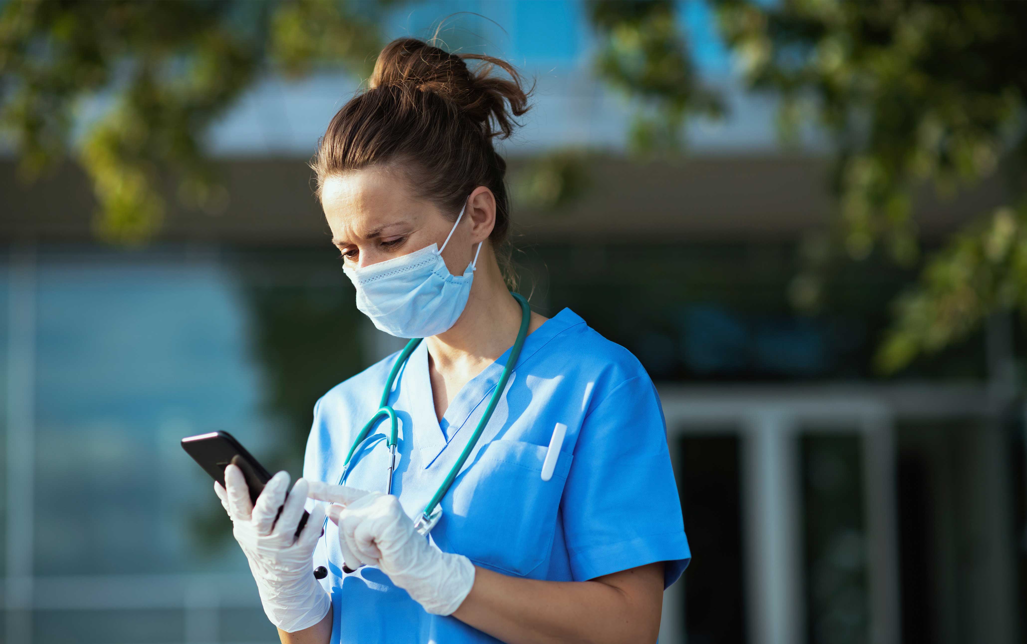 infermera usant telemedicina